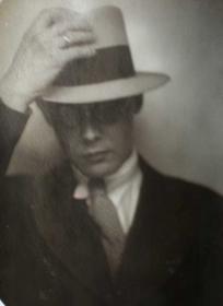 portrait de Lucien Coutaud portant un chapeau