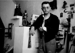 Lucien Coutaud dans son atelier rue des plantes à Paris en 1950